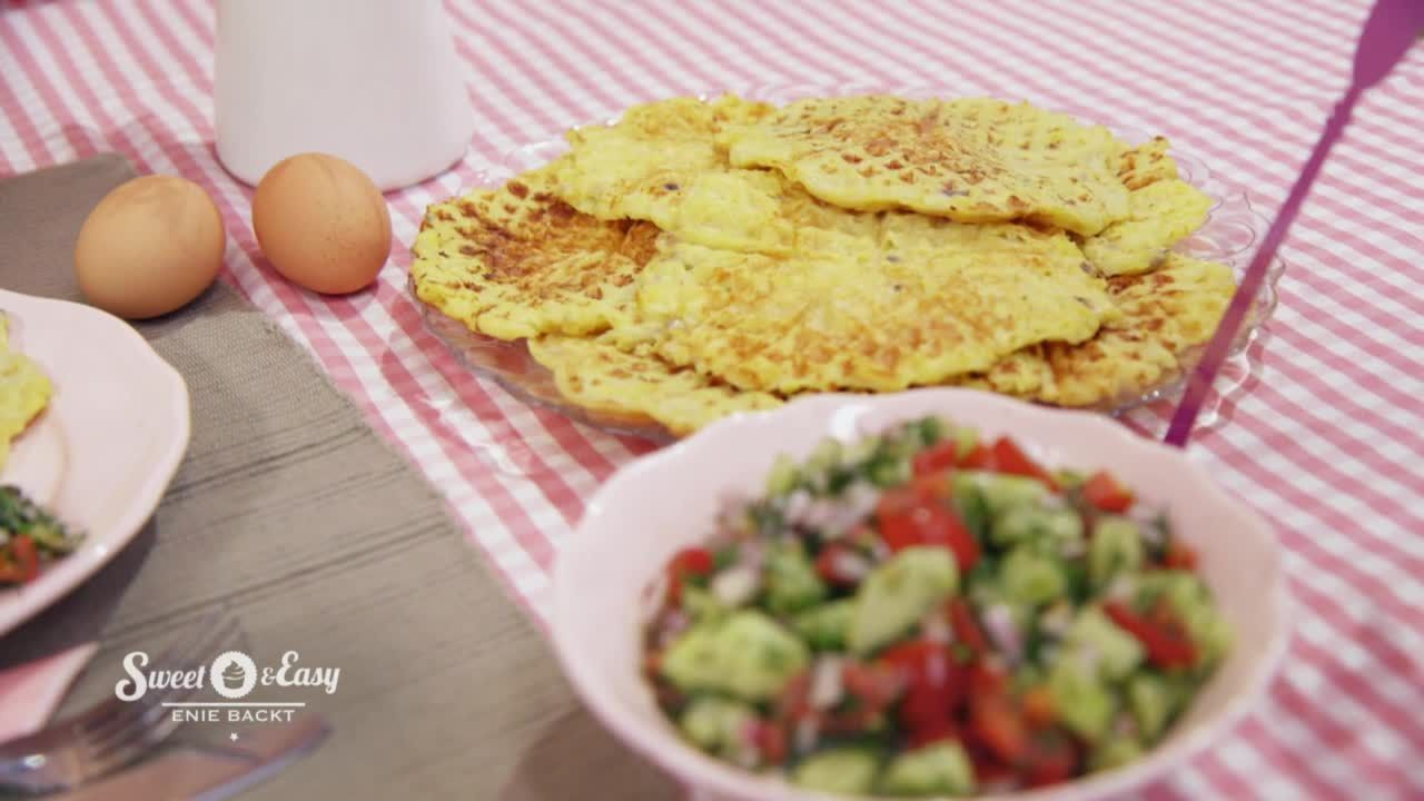 Kartoffelwaffeln mit Tomate-Gurken-Salat -Sweet & Easy - Enie backt