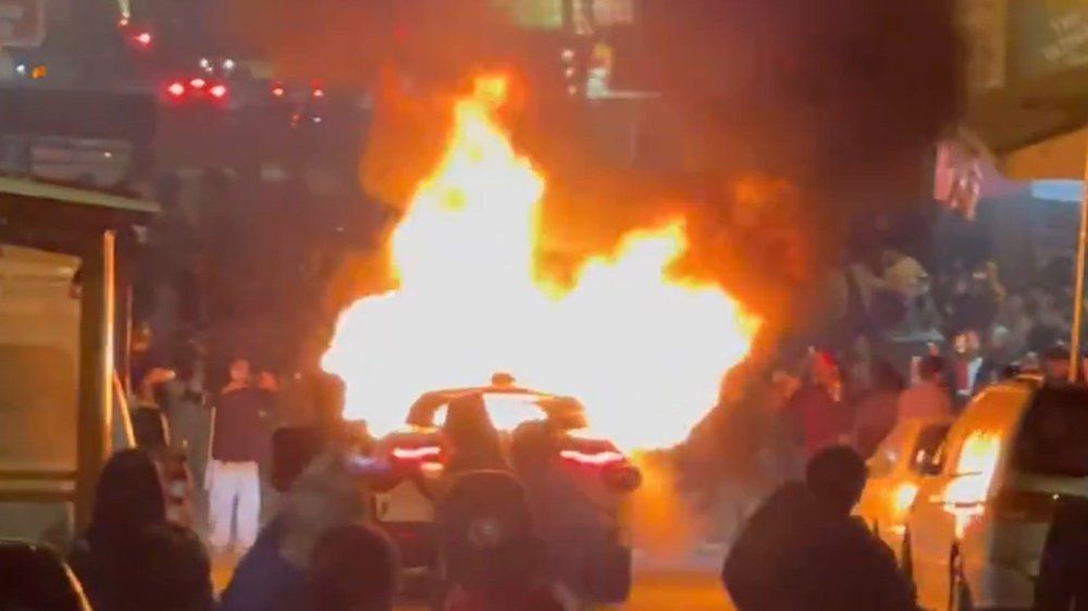 Vandalen fackeln Robotaxi mit Feuerwerkskörper ab