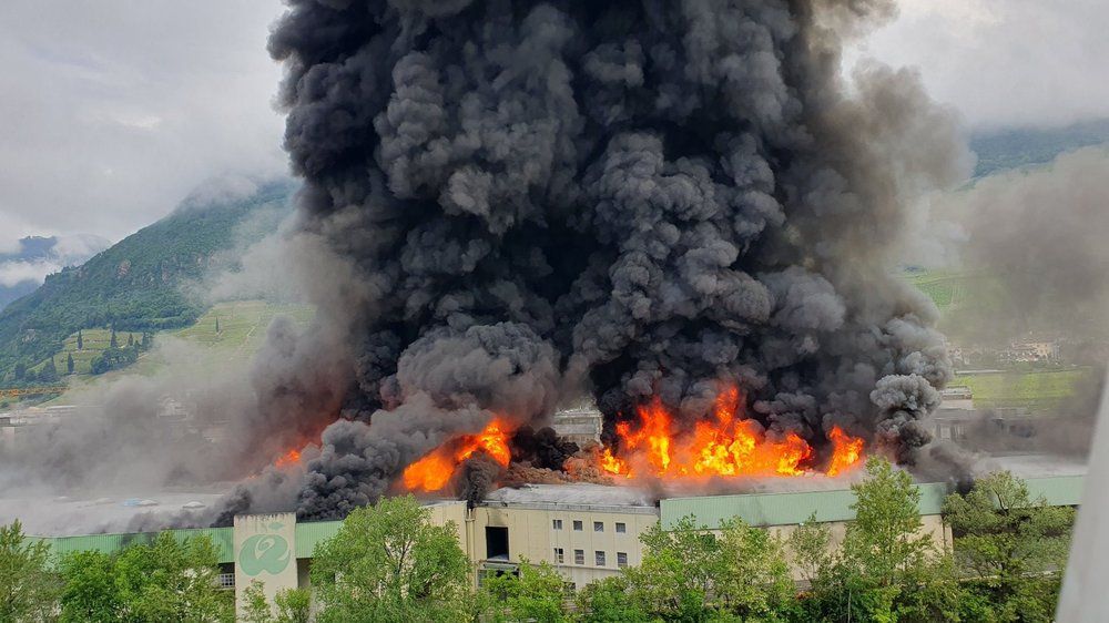 Monströse Rauchwolke! Ladesäulen-Fabrik brennt lichterloh