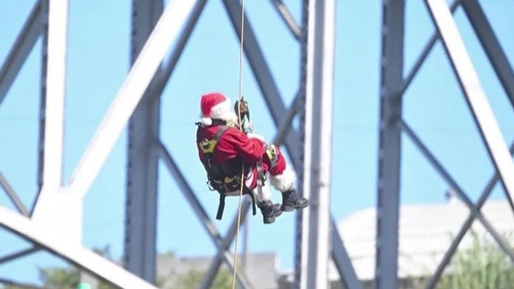 75 Meter Höhe: 78-jähriger Weihnachtsmann seilt sich von Brücke ab