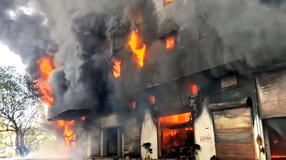 Video: Großbrand vernichtet vierstöckiges Hochhaus