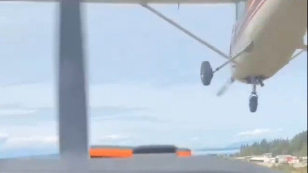 Video: Flugzeuge krachen bei Landung fast zusammen