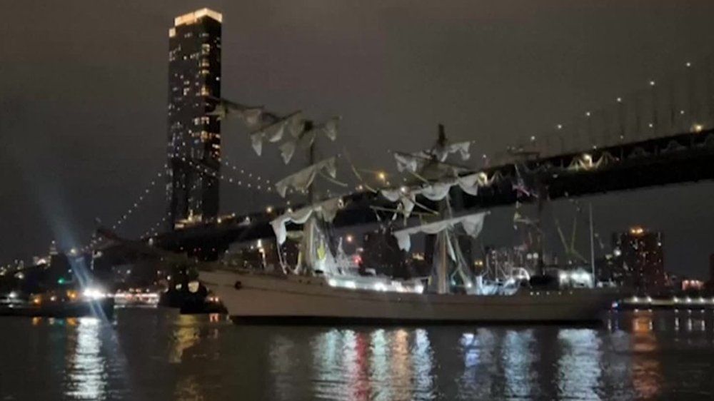 Video: New York: Marineschiff kracht in Brooklyn Bridge