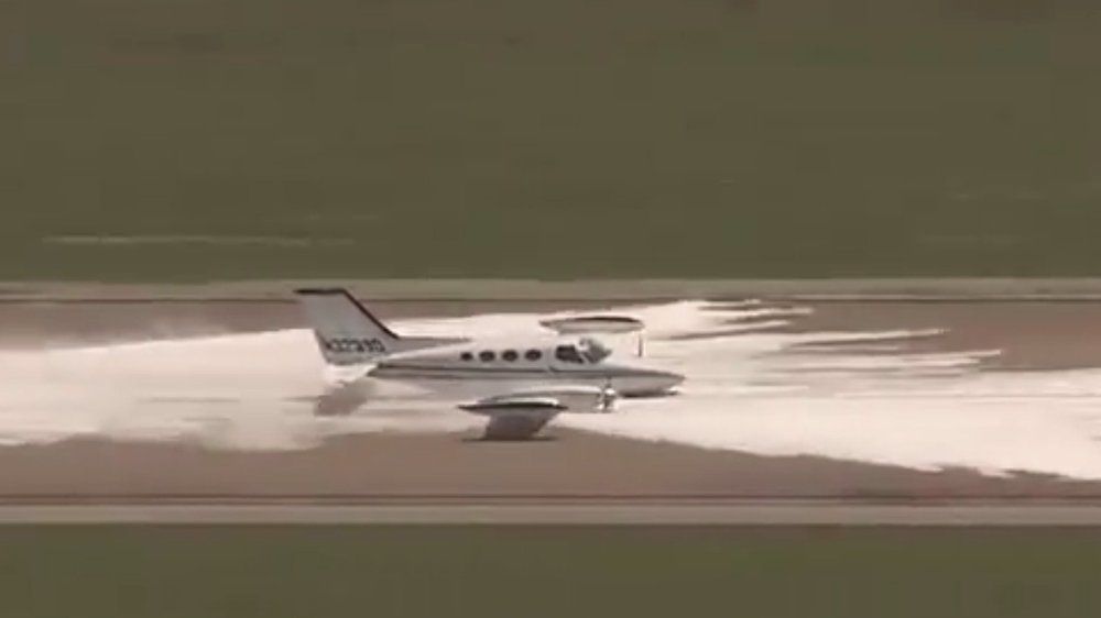 Video: Fahrwerk kaputt: Flugzeug legt Bauchlandung hin