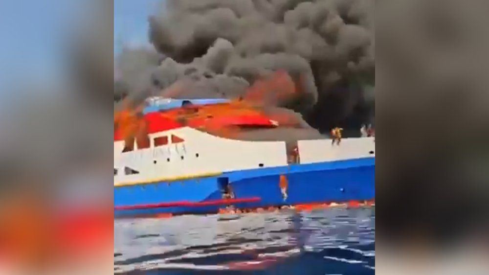 Video: Fähre brennt ab: Passagiere springen ins Wasser