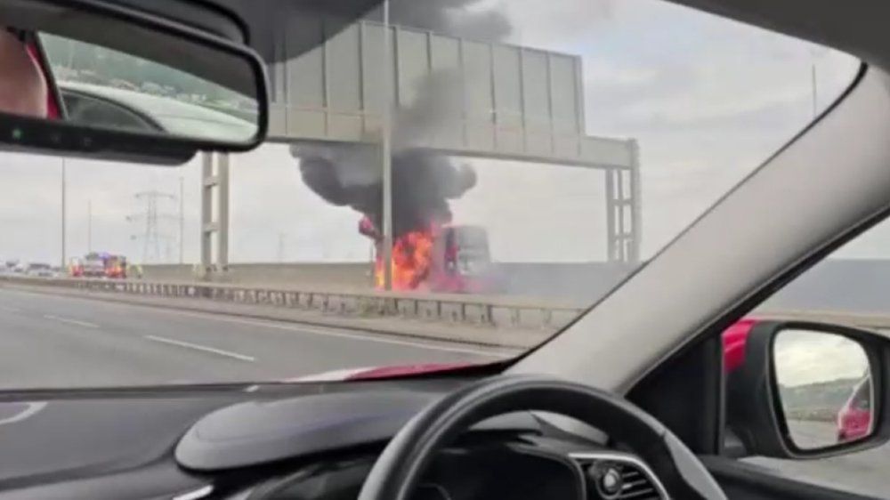 Video: Bus-Brand in London: Doppeldecker fängt plötzlich Feuer