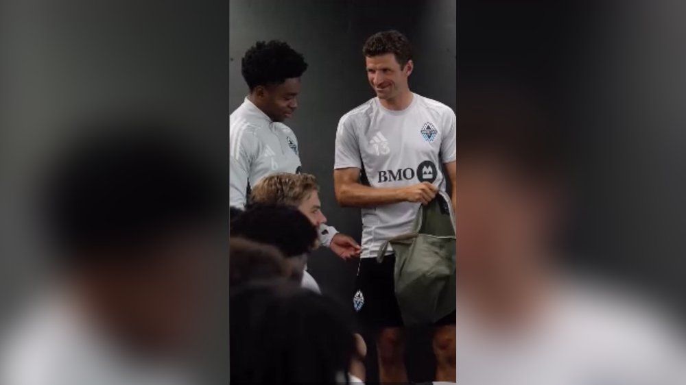 Thomas Müller surprises teammates with Bavarian gift