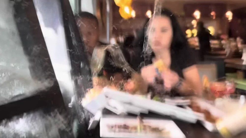 Video: Horror-Crash im Restaurant: Influencer beim Essen von Auto erfasst