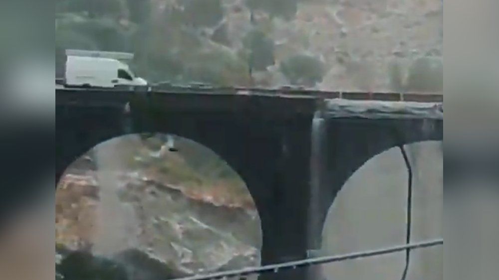 Video: Sizilien: Marode Brücke bröckelt unter Autos weg