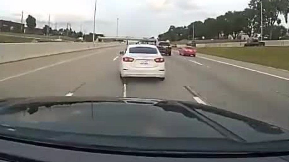Video: Am Haken: Polizei stoppt Auto auf ungewöhnliche Weise