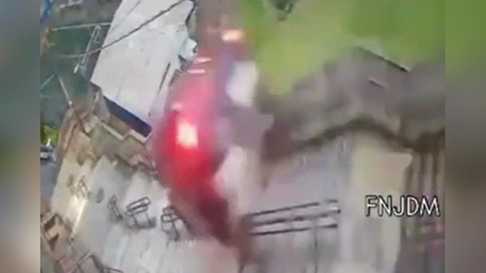 Video: Fahrer verliert Kontrolle: Auto stürzt Treppe hinunter