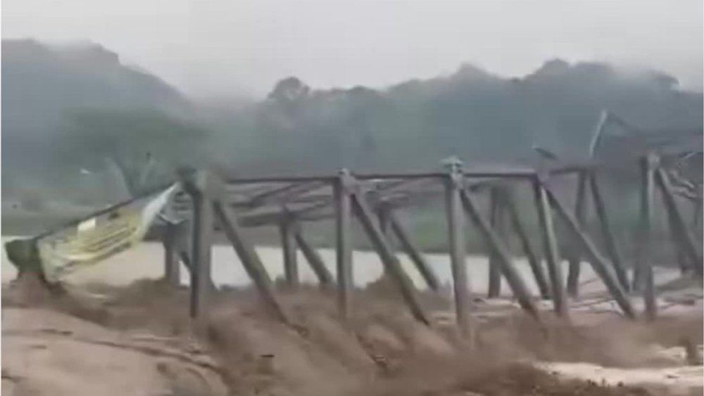 Video: Flutwelle reißt Brücke in Indonesien fort