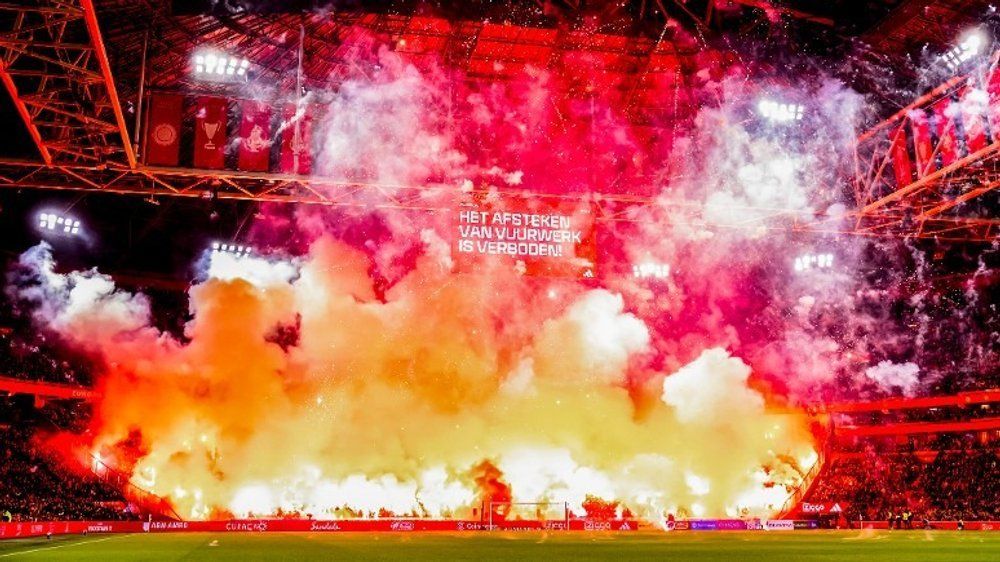 Video: Pyro-Show eskaliert: Spielabbruch bei Ajax Amsterdam