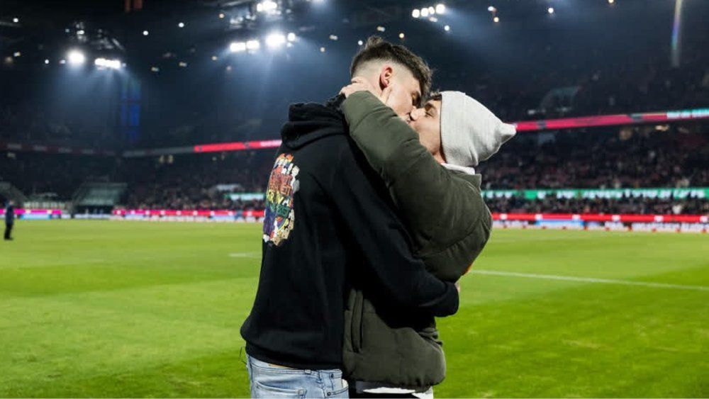 Video: Vor Bundesligaspiel: Schiedsrichter macht seinem Partner Heiratsantrag
