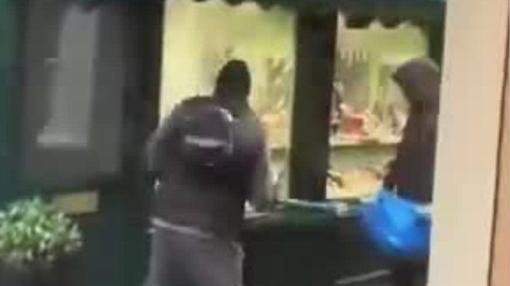 Video: Dreister Raub: Maskierte schlagen am helllichten Tag Schaufenster ein