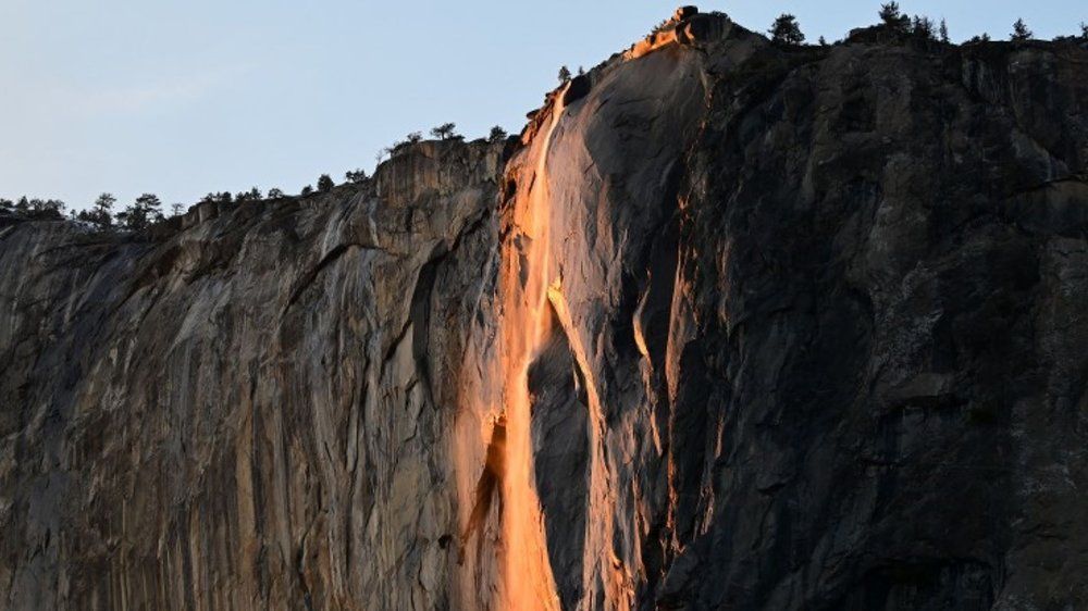 Video: Spektakuläres Naturphänomen: Warum der "Feuerfall" plötzlich glüht
