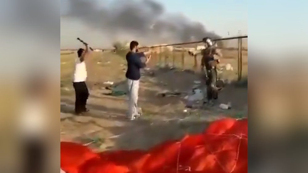 Video: Gefährliche Szene: US-Pilot wird von Zivilisten konfrontiert