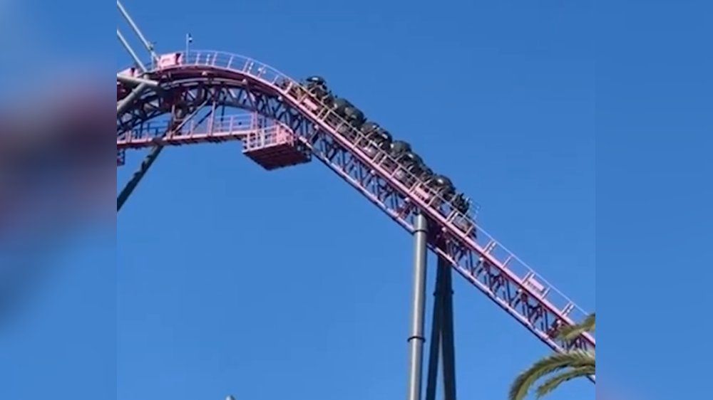 Video: Achterbahn stoppt - Fahrgäste stecken in 50 Metern Höhe fest