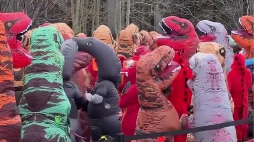 Video: Bizarrer Rekord: Hunderte Menschen versammeln sich in Dino-Kostümen