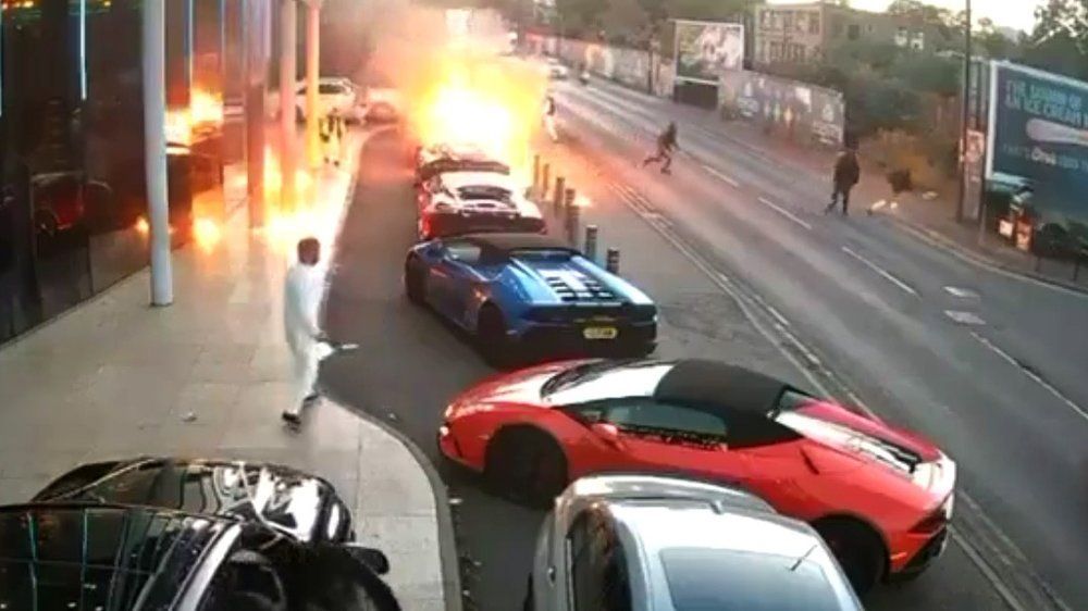 Video: Irre Hochzeitscrasher werfen Brandbomben auf Luxusautos