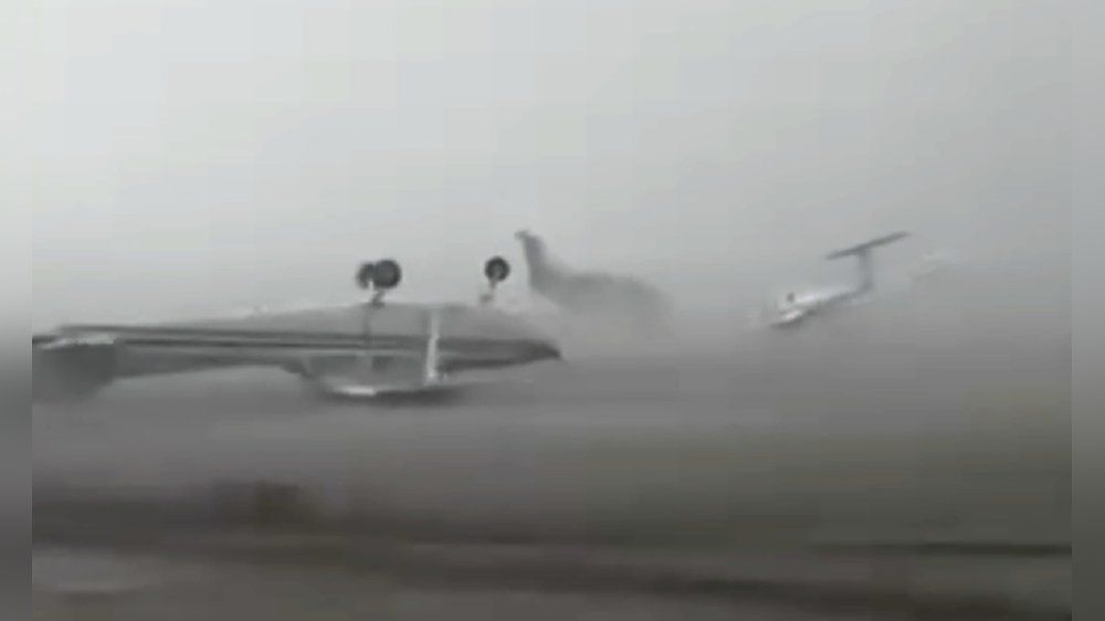 Video: Gigantische Sturmböen wirbeln Flugzeuge umher
