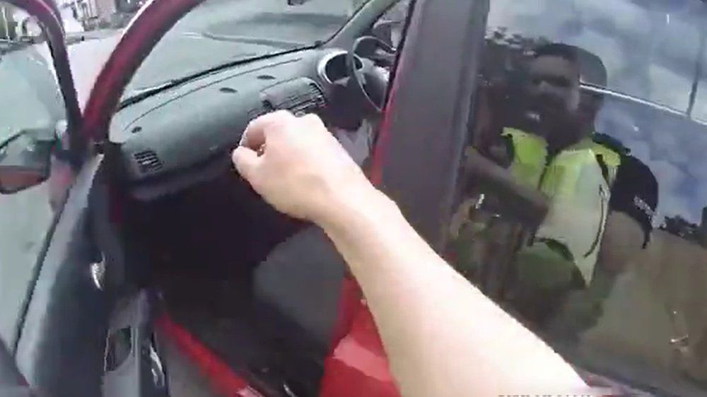 Video: Autofahrerin kommt Polizei zur Hilfe: "Steigen Sie ein!"
