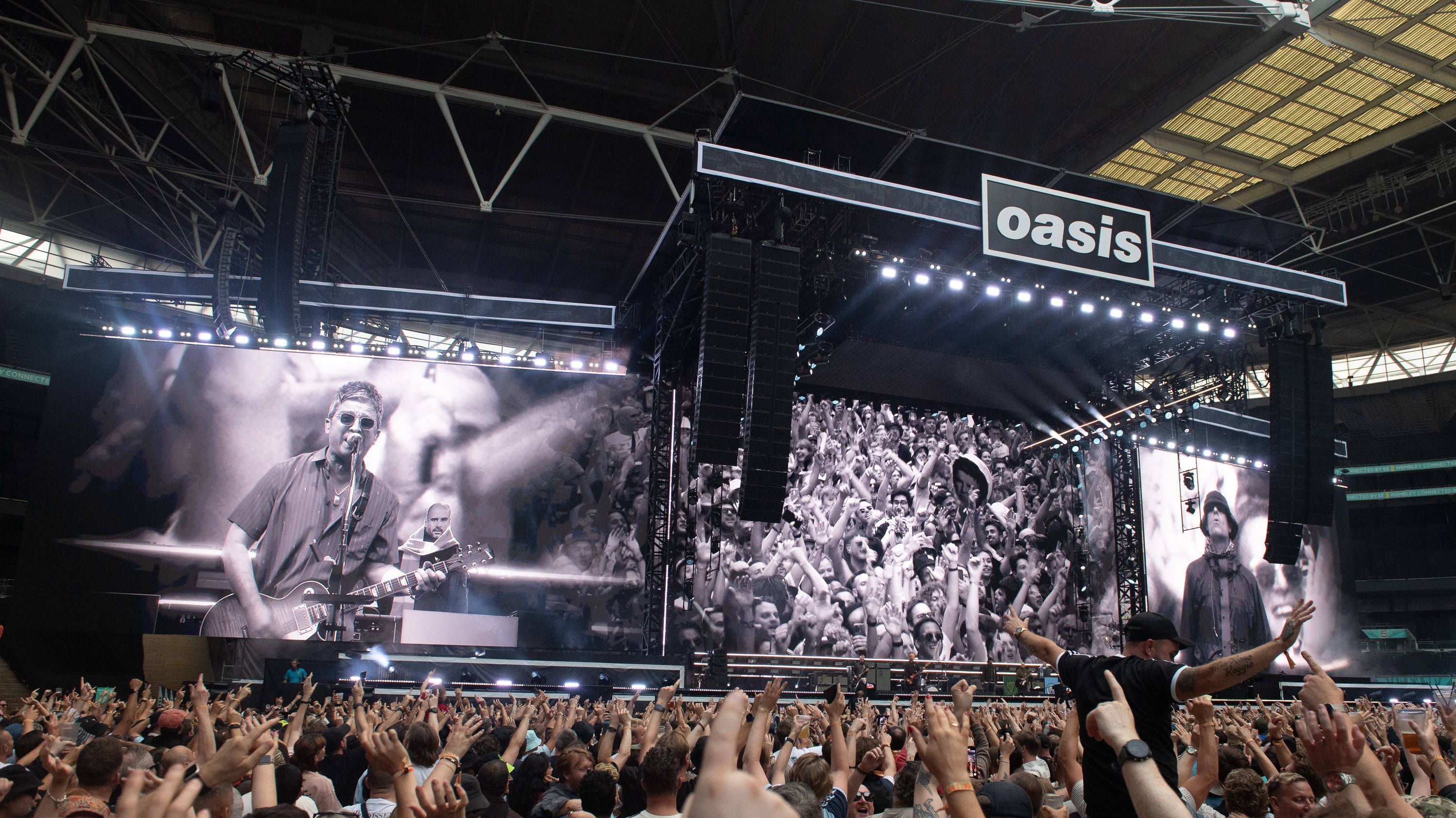 Tragisch: Fan stürzt bei Oasis-Konzert in London in den Tod