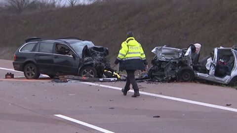 Flucht vor Polizeikontrolle: Geisterfahrer und zwei Frauen sterben