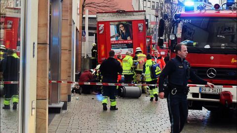 Lastwagen fährt in Fußgängergruppe: Eine Tote und vier Verletzte