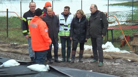 Scholz mit Gummistiefeln im Hochwasser - Unmut von Anwohnern