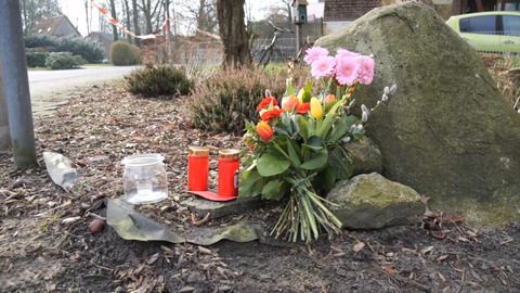 Nachbarn gedenken der Opfer im Kreis Rotenburg - Ermittlungen dauern an