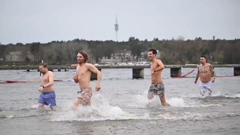 8,5 Grad kalt: Anbaden im Strandbad Wannsee