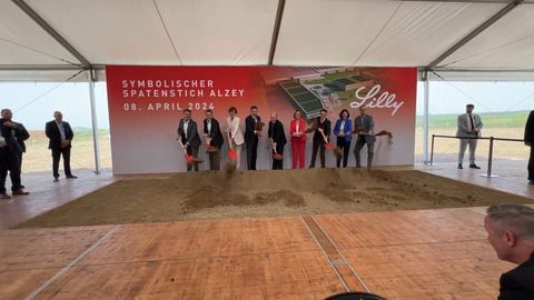 Scholz bei Spatenstich für Pharmafabrik - Bauernproteste vor Ort