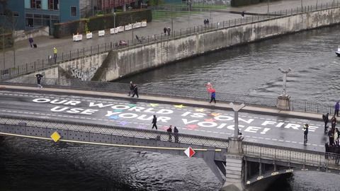 «Our world is on fire»: Kunstaktion von Fridays for Future in Berlin