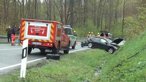 Unfälle auf rutschigen Straßen - Wieder Neuschnee erwartet