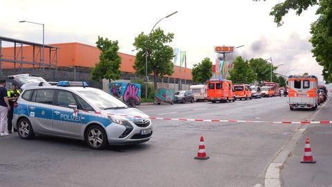 Löscharbeiten bei Großbrand in Berlin dauern an