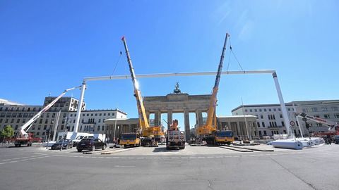 Berlin hüllt sich in EM-Gewand: Brandenburger Tor bekommt ein Tor