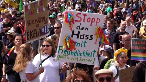 Ein Tag vor Europawahl: Tausende Menschen bei Demos gegen Rechts