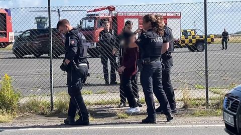 Klima-Demonstranten kleben sich auf Flughafen Sylt fest