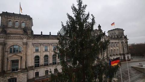 Weihnachtliche Stimmung - Baum vor dem Reichstag wird geschmückt