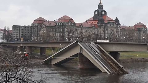 Nach Brückeneinsturz in Dresden: Erste Schiffe fahren unter Carolabrücke durch