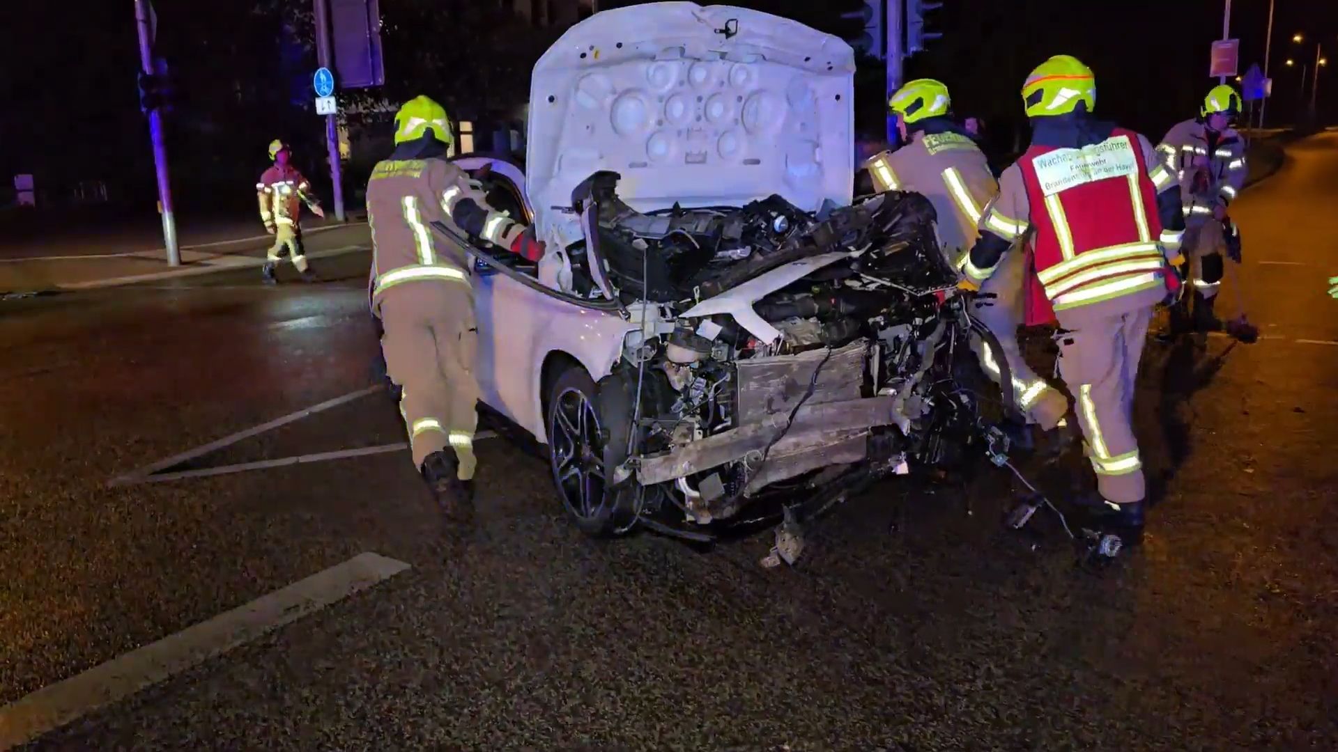Video: Unfall auf der B102: Eine Person leicht verletzt