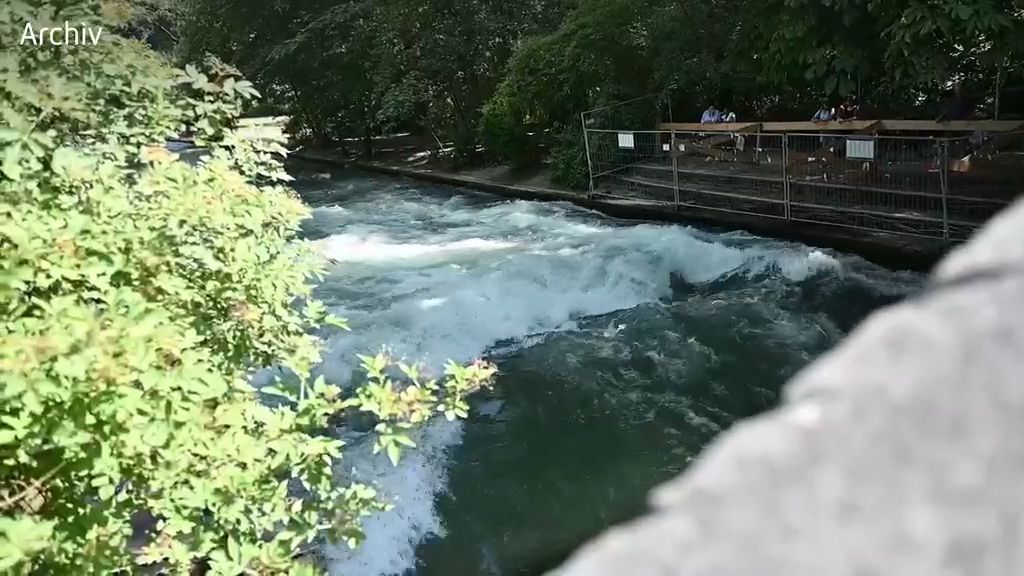 Nach tödlichem Unglück: Auf Eisbachwelle in München darf wieder gesurft werden