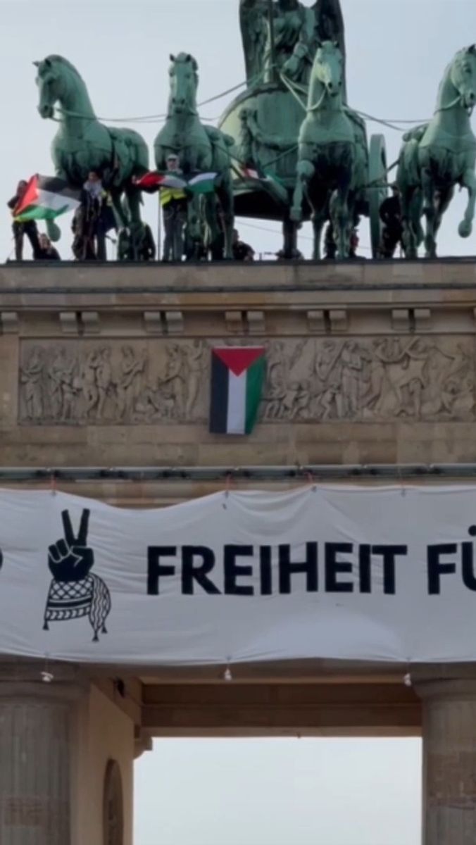 Berlin: Pro-Palästina-Demonstranten klettern auf Brandenburger Tor