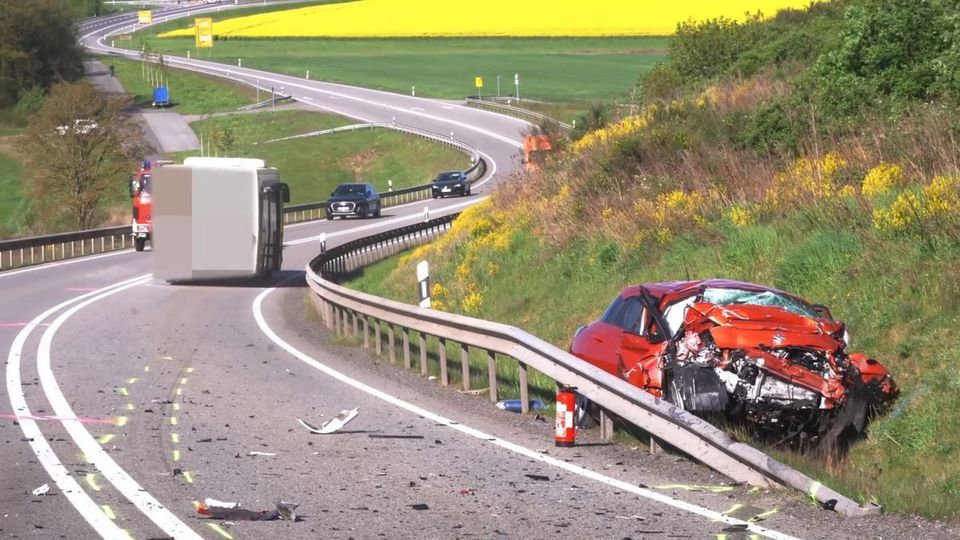Ein Toter, verletzte Kinder: schwerer Busunfall in Rheinland-Pfalz