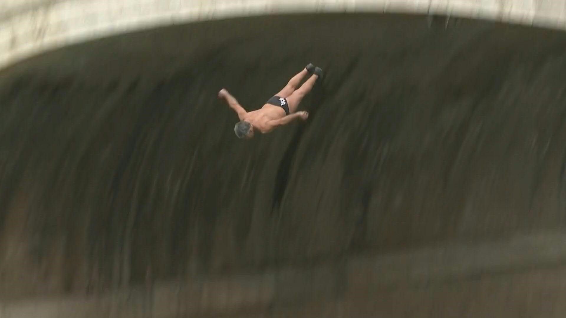 Romans jump into the Tiber to celebrate the New Year