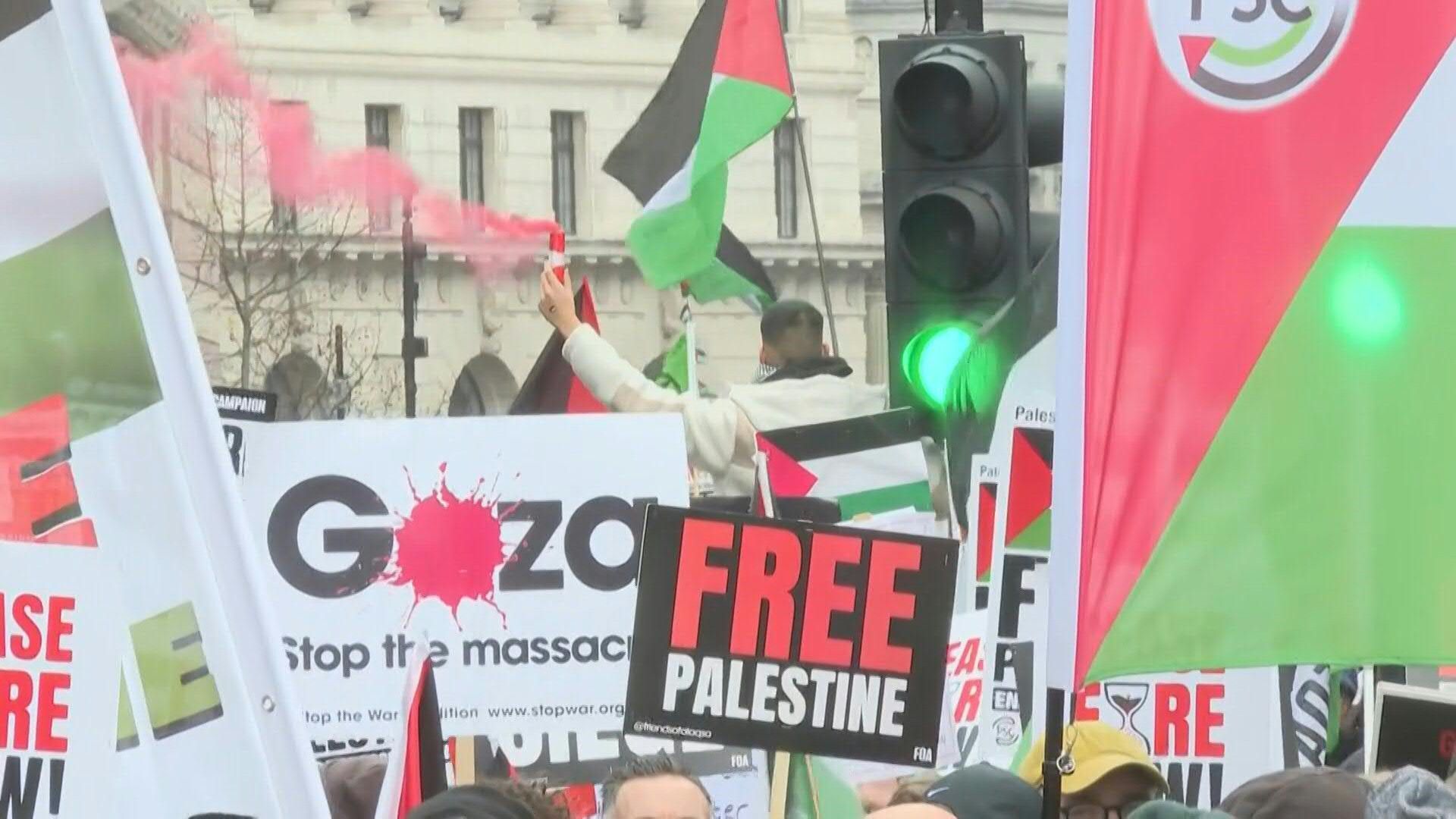 Thousands march in London in support of Palestinian people