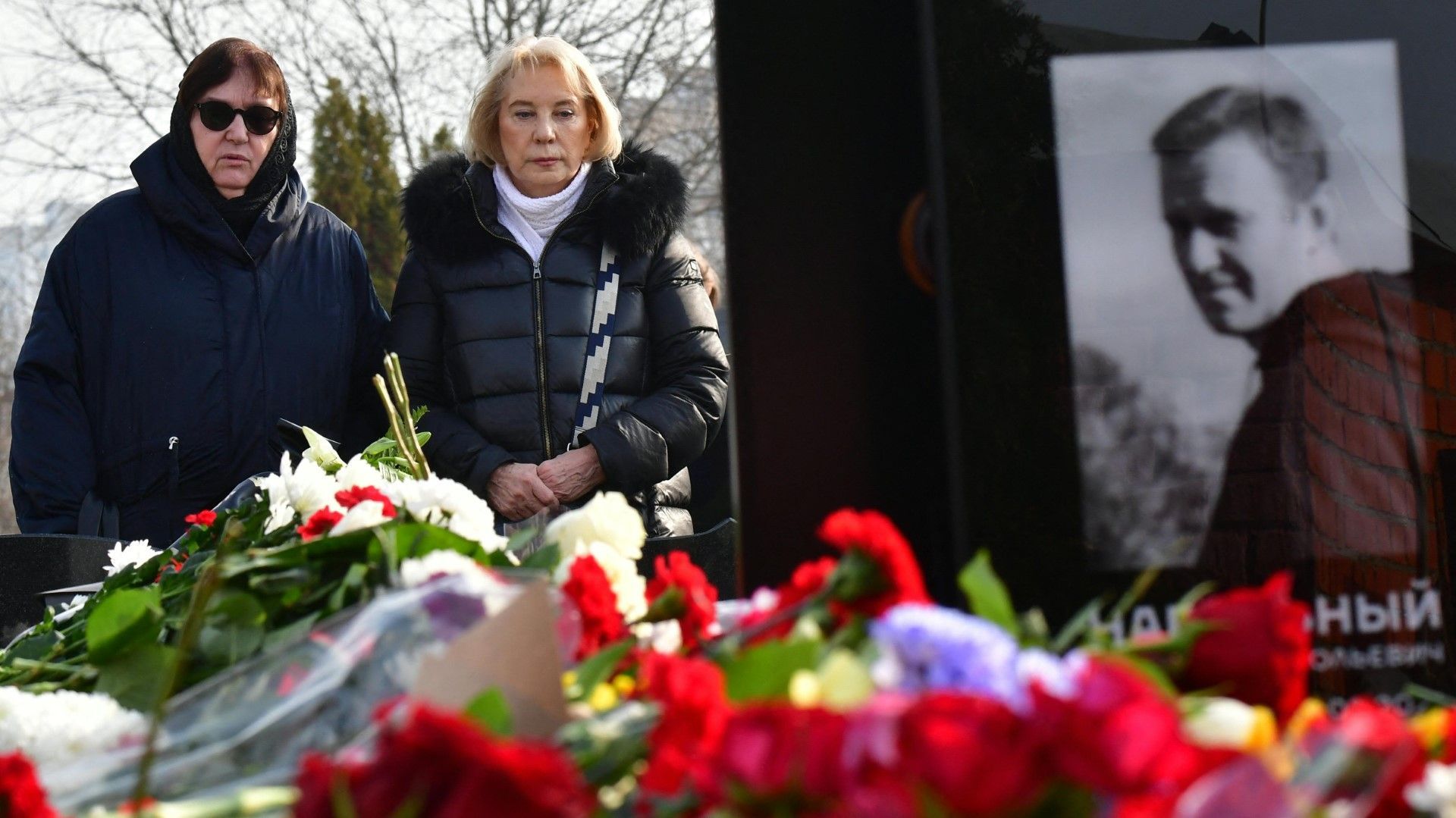 Nawalnys Mutter besucht Grab ihres Sohnes in Moskau