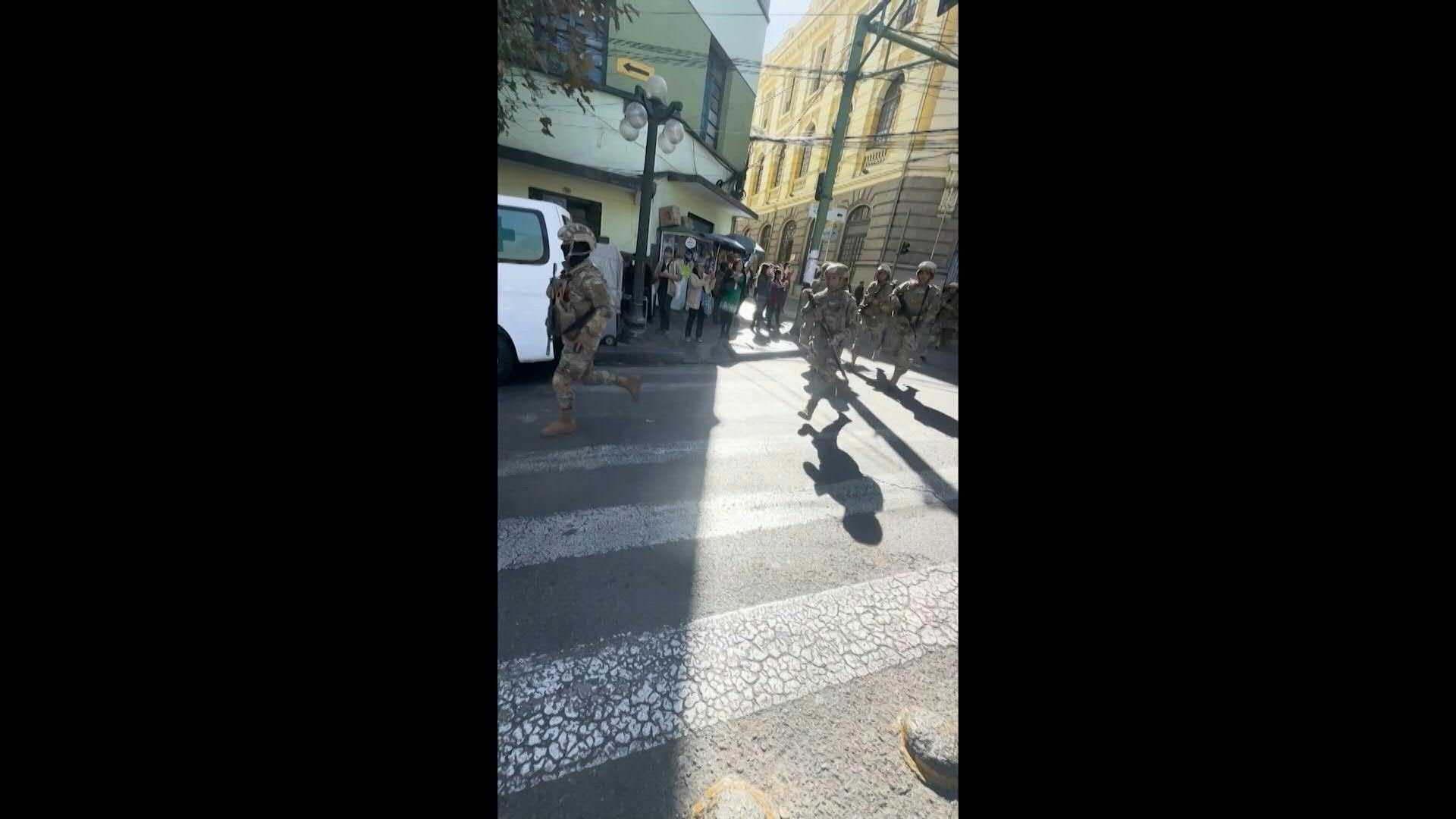 Bolivien: Truppen und Panzer beim Präsidentenpalast