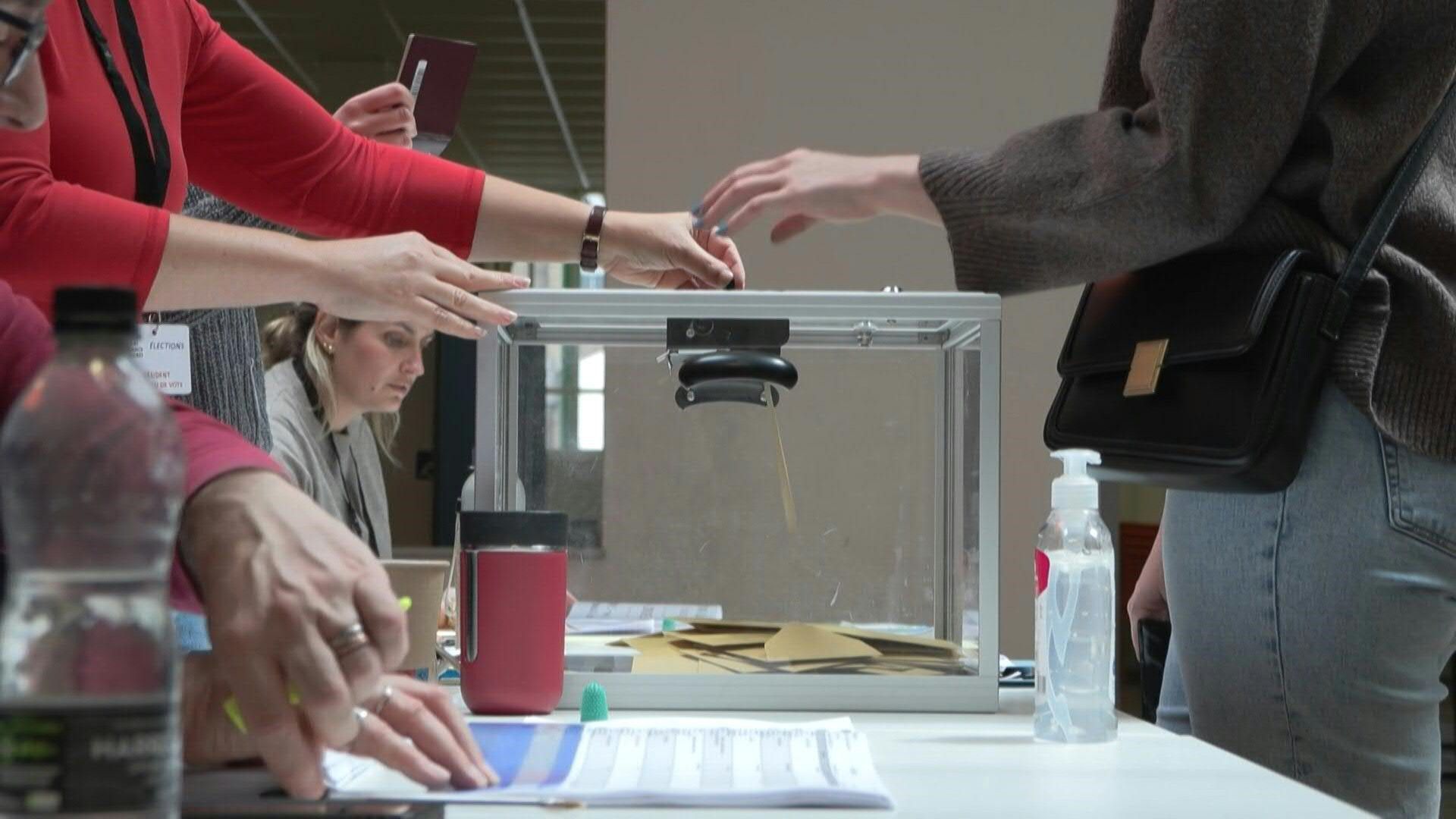 French voters turn out in London for second round of election